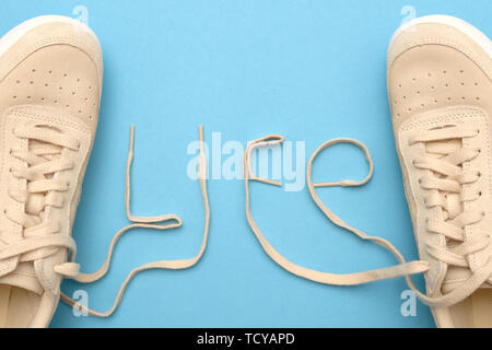 Neue Frauen Sneaker mit Schnürung im Leben Text. Stockfoto