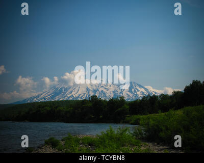 Panoramablick auf den Vulkan Zhupanovsky, Nalychevo Nationalpark, Kronotsky Naturschutzgebiet, Kamtschatka, Russland Stockfoto