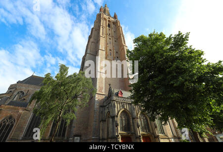 Mittelalterliche Kirche Unserer Lieben Frau in Brügge im sonnigen Tag, Belgien Stockfoto