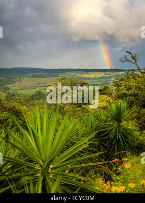 Regen und Regenbogen über Rincón de la Vieja Nationalpark in Costa Rica Stockfoto