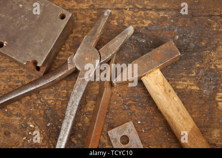 Sammlung von Vintage Zimmerei tools auf eine alte Werkbank: Holzbearbeitung, Handwerk und Handarbeit Konzept, flach Stockfoto