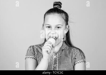 Die frischeste Eis auf der Erde. Süße kleine Mädchen Eis essen. Kleines Kind lecken Eis in der Waffel Kegel. Adorable kid gefroren iced Creme Dessert genießen. Stockfoto