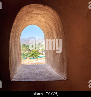 Ansicht aus einer embasure in Rustaq Fort im Oman Stockfoto