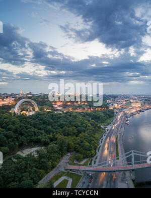 Antenne Nacht Blick auf die Stadt Kiew in der Nähe der Fußgängerbrücke. Stockfoto