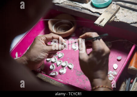 BALI, Indonesien - Januar 27, 2019: unbekannter Mann in Silber Schmuck Werk in Bali, Indonesien. Balinesische Silberarbeiten ist Teil eines alten Stockfoto