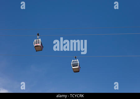 Tiflis, Georgien - April 29, 2019: Blick auf Luftseilbahn in Tiflis, Georgien. Im Jahr 2012 eröffnet, eine Seilbahn verbindet Rike Park auf der linken Seite. Stockfoto