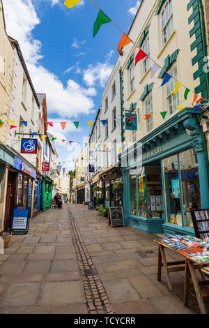 Buchhandlungen und Restaurants in der Church Street, Monmouth, Wales Stockfoto