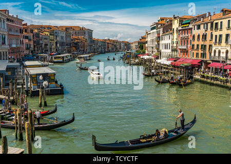 Venedig, Italien, 26. MAI 2019: Nicht identifizierte Personen an der traditionellen Gondeln auf dem Canal Grande in Venedig, Italien. Am 17. und 18. Jahrhundert war es estim Stockfoto