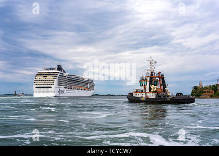 Venedig, Italien, 26. MAI 2019: Blick auf MSC Magnifica Kreuzfahrtschiff in Venedig, Italien. Diese 13 Decks Schiff wurde 2009 gestartet und haben eine Kapazität von 3605 Pa Stockfoto