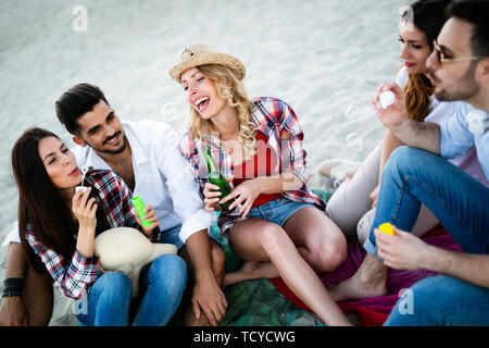 Gruppe der glückliche junge Leute genießen Sommer Urlaub Stockfoto