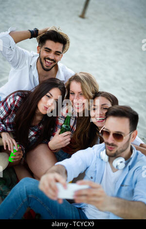 Freunde Party und Spaß am Strand und im Sommer Stockfoto