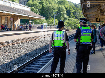 British Transport Police UK auf Aufgabe, Bath Spa Bahnhof, Badewanne Somerset UK Stockfoto