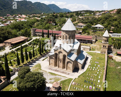 Luftaufnahme der Verklärung Kirche. Samtavro Kloster lebt Säule und Partikelfilter der Reliquien der beiden Heiligen der 13 syrischen Fa Stockfoto