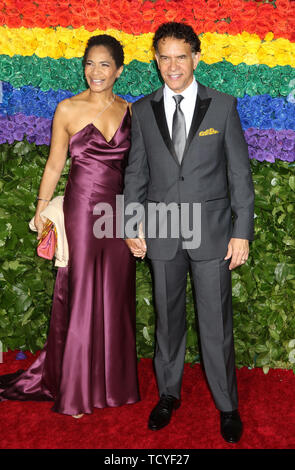 Brian Stokes Mitchell Und Allyson Tucker Stadtzentrum New York Gala New York City Usa 25 10 11 Wiedereroffnung Stockfotografie Alamy