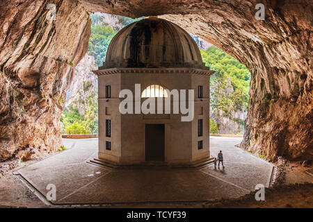 Marken - Italien - Tempel von Valadier Kirche in der Nähe von Höhlen von Frasassi von Genga Stockfoto