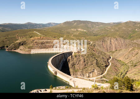 Staudamm von El Atazar und im Hintergrund das Dorf Atazar. Madrid Spanien Stockfoto