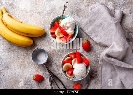 Sommer Obstsalat mit Erdbeer, Banane und Eis Stockfoto