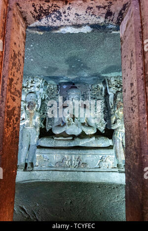 Buddha in der oberen Ebene, Hirsche und Apsaras, Cave 6, Ajanta Höhlen, Mumbai, Maharashtra, Indien Stockfoto