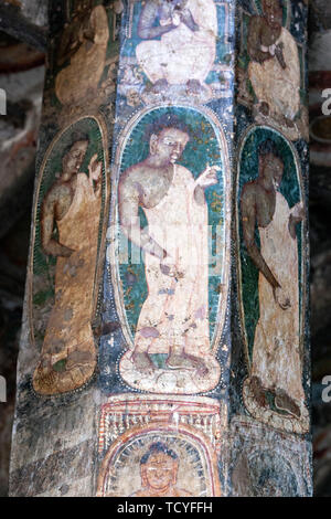 Später Malen mit Hingebungsvollen Zahlen, die auf den Säulen, Höhle 10, Ajanta Höhlen, Mumbai, Maharashtra, Indien Stockfoto