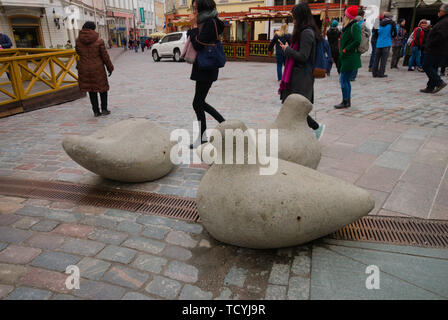 Straßenskulptur von Tauben in der Altstadt von Tallinn, Estland Stockfoto