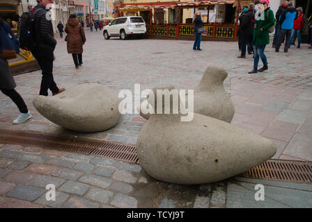 Straßenskulptur von Tauben in der Altstadt von Tallinn, Estland Stockfoto