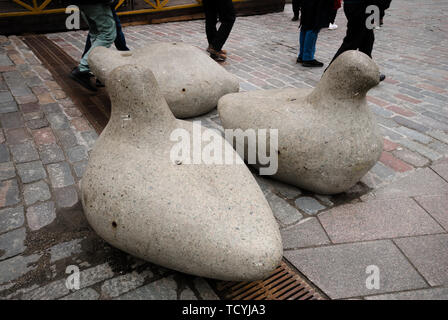 Straßenskulptur von Tauben in der Altstadt von Tallinn, Estland Stockfoto