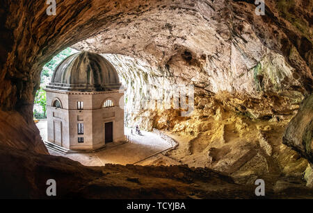 Kirche innen Höhle in Italien - Marken - der Tempel von Valadier Kirche in der Nähe von Höhlen von Frasassi in Genga Ancona Stockfoto