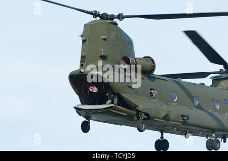 Boeing Chinook Hubschrauber an der Marine Tag in Dartmouth 2007 Flying Stockfoto
