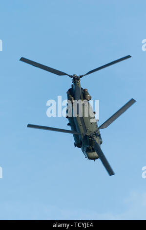 Boeing Chinook Hubschrauber an der Marine Tag in Dartmouth 2007 Flying Stockfoto