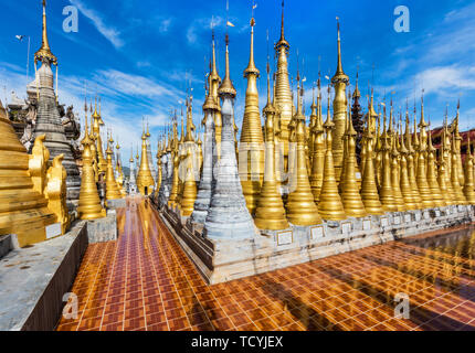 Stupas der Dein Pagode Shwe Inn am Inle See Shan-Staat in Myanmar (Burma) Stockfoto