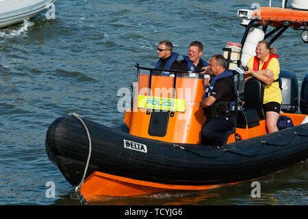 Devon und Cornwall Polizei aufblasbares Boot auf dem Fluss Dart in Dartmouth England Stockfoto