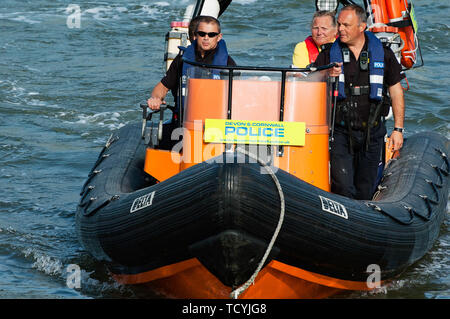 Devon und Cornwall Polizei aufblasbares Boot auf dem Fluss Dart in Dartmouth England Stockfoto