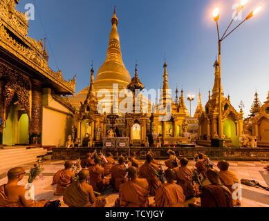 YANGON, MYANMAR - 16. Dezember 2016: Mönche beten am Shwedagon Pagode Yangon (Rangoon) in Myanmar (Burma) Stockfoto