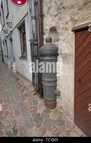 In die Wand dieses Gebäudes in Riga, Lativa, ist ein alter Kanon eingebettet Stockfoto