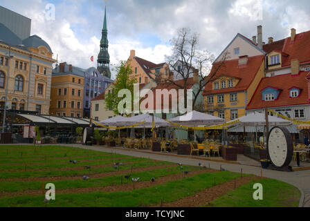 Restaurant im Freien auf dem öffentlichen Platz in Riga, Lettland Stockfoto