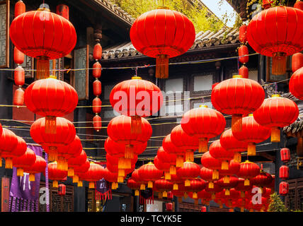 Laternen hängen an jinli Alte Straße in Chengdu, Sichuan Stockfoto