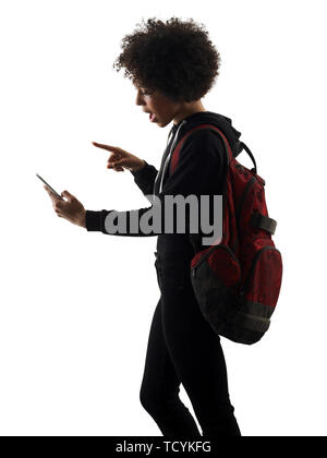 Eine gemischte Rasse afrikanische Teenager Mädchen Frau mit Telefon im Studio Schatten Silhouette auf weißem Hintergrund Stockfoto