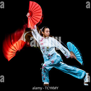 Eine chinesische Frau partacticing Tai Chi Chuan Tadjiquan Körperhaltung studio Schuß auf schwarzen Hintergrund mit Licht malen Effekt isoliert Stockfoto