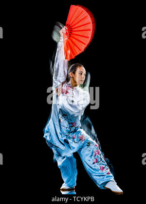 Eine chinesische Frau partacticing Tai Chi Chuan Tadjiquan Körperhaltung studio Schuß auf schwarzen Hintergrund mit Licht malen Effekt isoliert Stockfoto