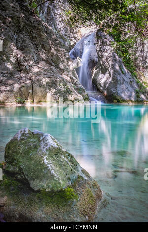 Schöne kleine Wasserfall Sentonina Staza auf Sentonas Trail im Wald zwischen Rabac und Labin Istrien, Kroatien Stockfoto