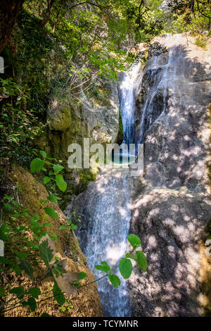 Schöne kleine Wasserfall Sentonina Staza auf Sentonas Trail im Wald zwischen Rabac und Labin Istrien, Kroatien Stockfoto