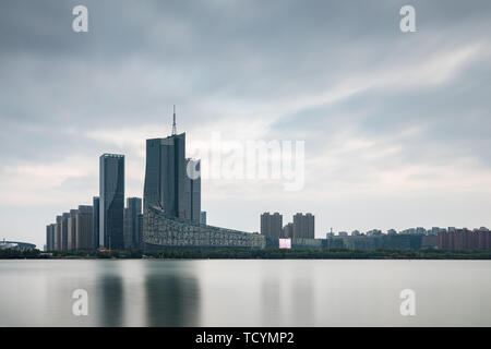 Architektur um Schwanensee, Hefei, Provinz Anhui. Stockfoto