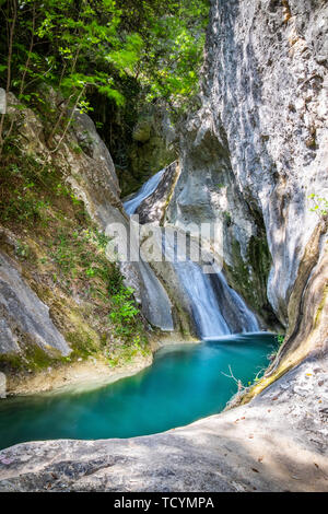 Schöne kleine Wasserfall Sentonina Staza auf Sentonas Trail im Wald zwischen Rabac und Labin Istrien, Kroatien Stockfoto