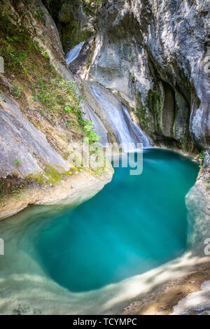 Schöne kleine Wasserfall Sentonina Staza auf Sentonas Trail im Wald zwischen Rabac und Labin Istrien, Kroatien Stockfoto