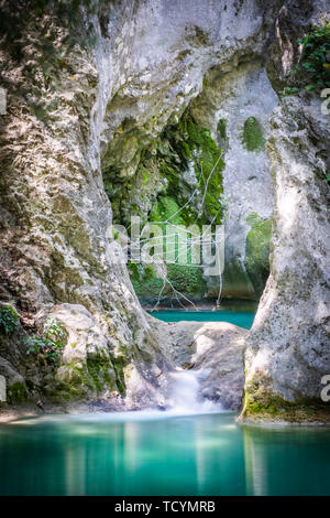 Schöne kleine Wasserfall Sentonina Staza auf Sentonas Trail im Wald zwischen Rabac und Labin Istrien, Kroatien Stockfoto