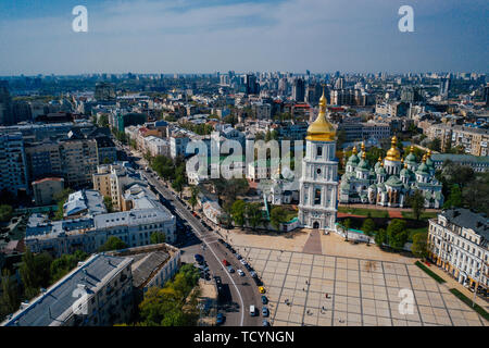 Kiew, Ukraine - Mai 2019. Panoramablick Luftaufnahme von St. Michael entfernt. Stockfoto