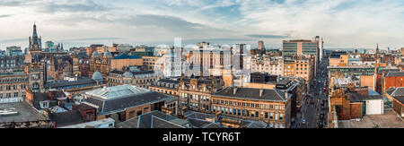 Einen weiten Panoramablick und Blick auf die alten und neuen Gebäude und Straßen im Stadtzentrum von Glasgow. Schottland, Vereinigtes Königreich Stockfoto