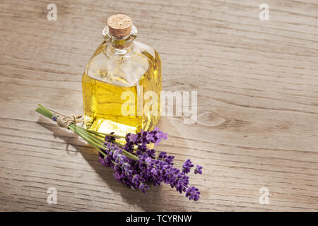 Lavendel ätherisches Öl in Glas Flasche auf Holztisch. Platz kopieren Stockfoto
