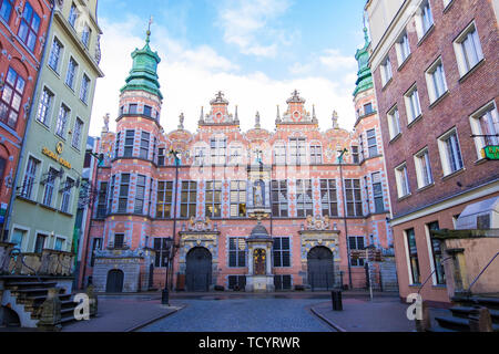 Danzig, Polen - Februar 06, 2019: Piwna Strasse und Akademie der Bildenden Künste in der Altstadt von Danzig, Polen Stockfoto