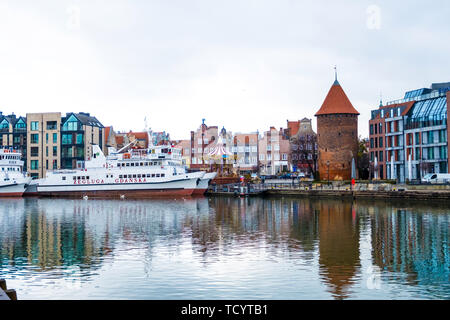 Danzig, Polen - Februar 06, 2019: Blick auf die historischen Waterfront der Danziger Haupt Stadt an der Mottlau. Danzig, Polen Stockfoto